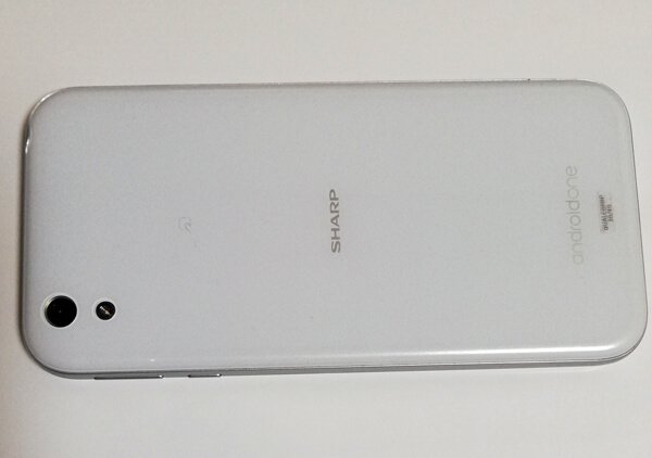 Android One X1の裏面