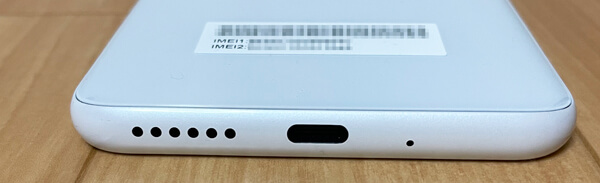 USB Type-Cケーブル挿し口とメインスピーカー