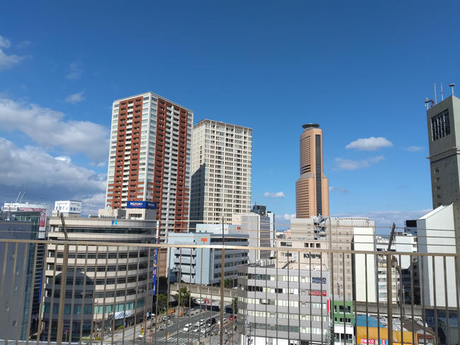 建物はくっきりと映り、空の色合いもしっかり出てる